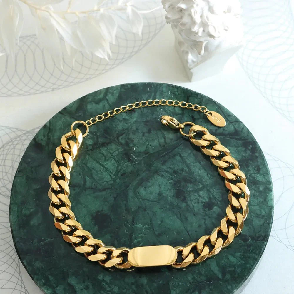 Golden Thread bracelet in gold, curb-link chain with rectangular bar clasp