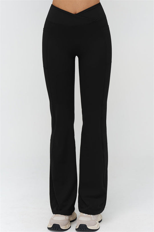 Schwarze Flared Leggings, Vorderansicht: hoher Bund, gerader Sitz, ausgestelltes Bein