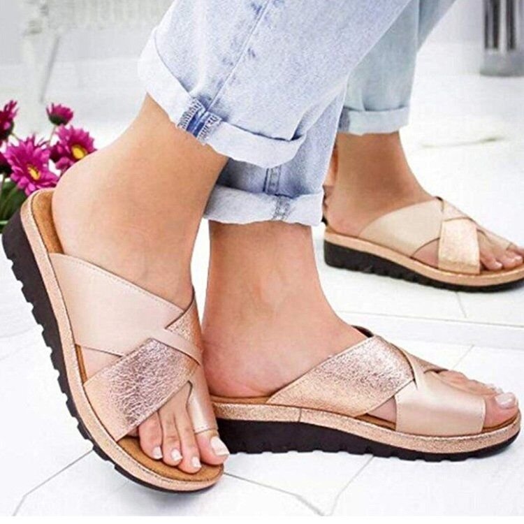 Champagne women’s open-toe cross-strap beach slippers with flat tread sole
