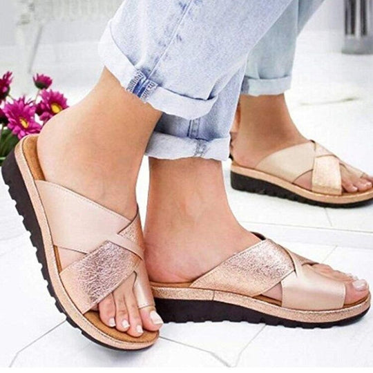 Champagne women’s open-toe cross-strap beach slippers with flat tread sole