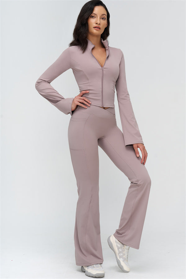 Rosa Trainingsset im Seitenprofil: Jacke mit Reißverschluss und Flared Leggings