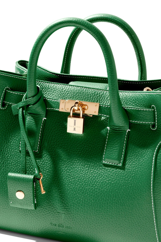 THE SHARON CLAUDIA: bolso verde textura granulado, colgante con llave y herrajes dorados
