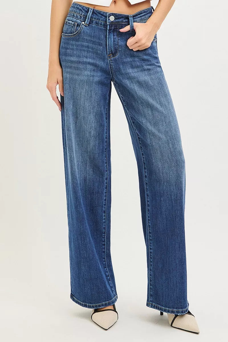 Weite Baggy-Jeans in dunkler Waschung mit seitlichen Taschen und Knopfverschluss