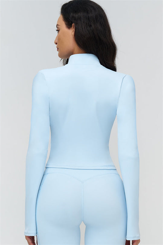 Hellblaue Jacke im Rückblick mit Stehkragen; dazu Schlagleggings mit hoher Taille