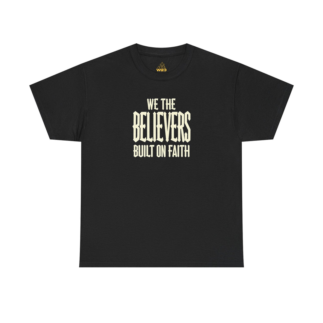 We The Believers T-Shirt (schwarz): zentraler Frontprint „WE THE BELIEVERS BUILT ON FAITH“