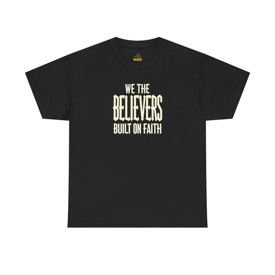We The Believers T-Shirt (schwarz): zentraler Frontprint „WE THE BELIEVERS BUILT ON FAITH“
