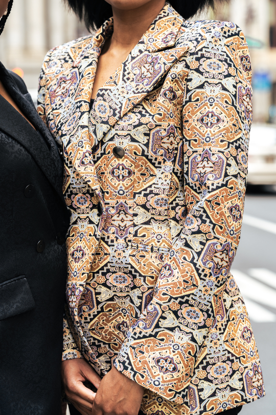 Blazer estampado multicolor con bolsillos y botón frontal oscuro