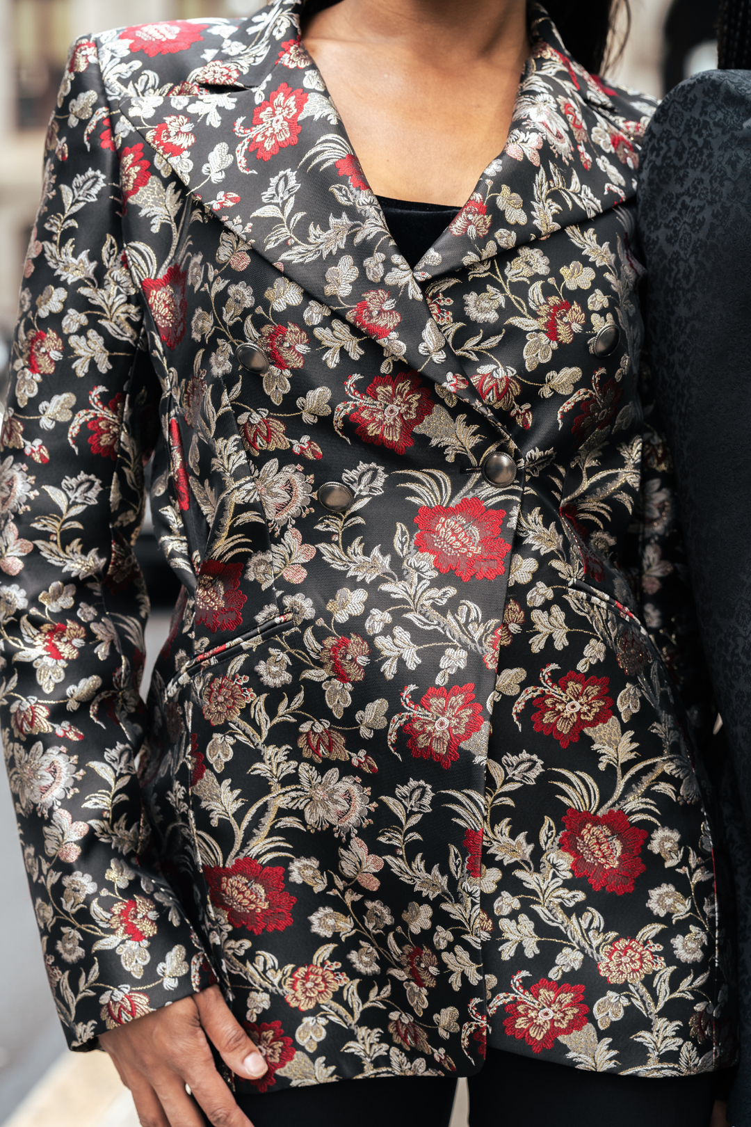 Nahaufnahme Blazer: florales Muster, Metallknöpfe, V-Ausschnitt mit Revers