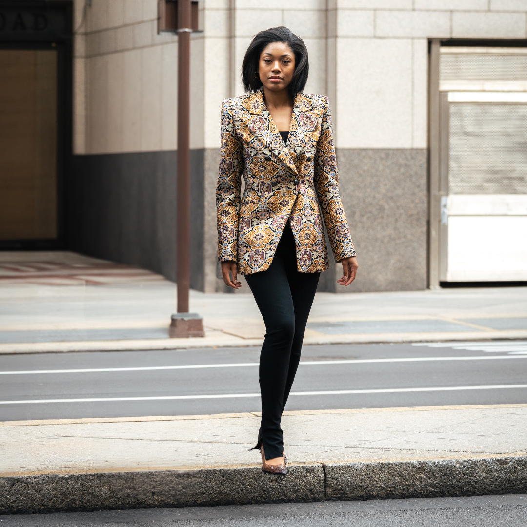 Blazer AZRA con estampado geométrico, solapas cruzadas y botones oscuros