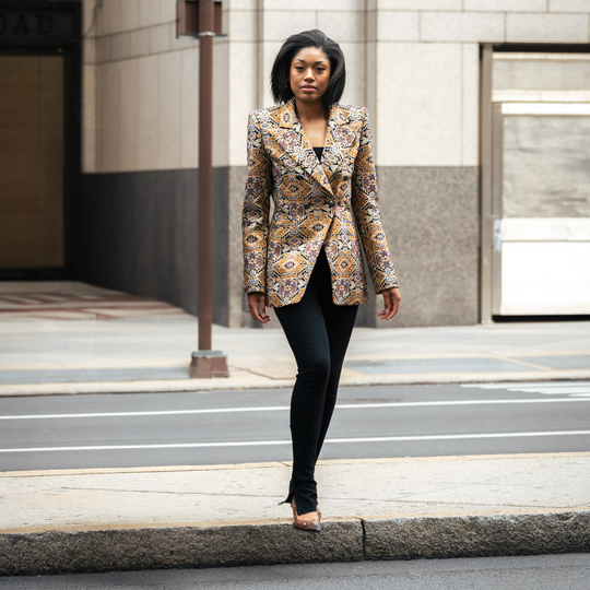 Blazer AZRA con estampado geométrico, solapas cruzadas y botones oscuros