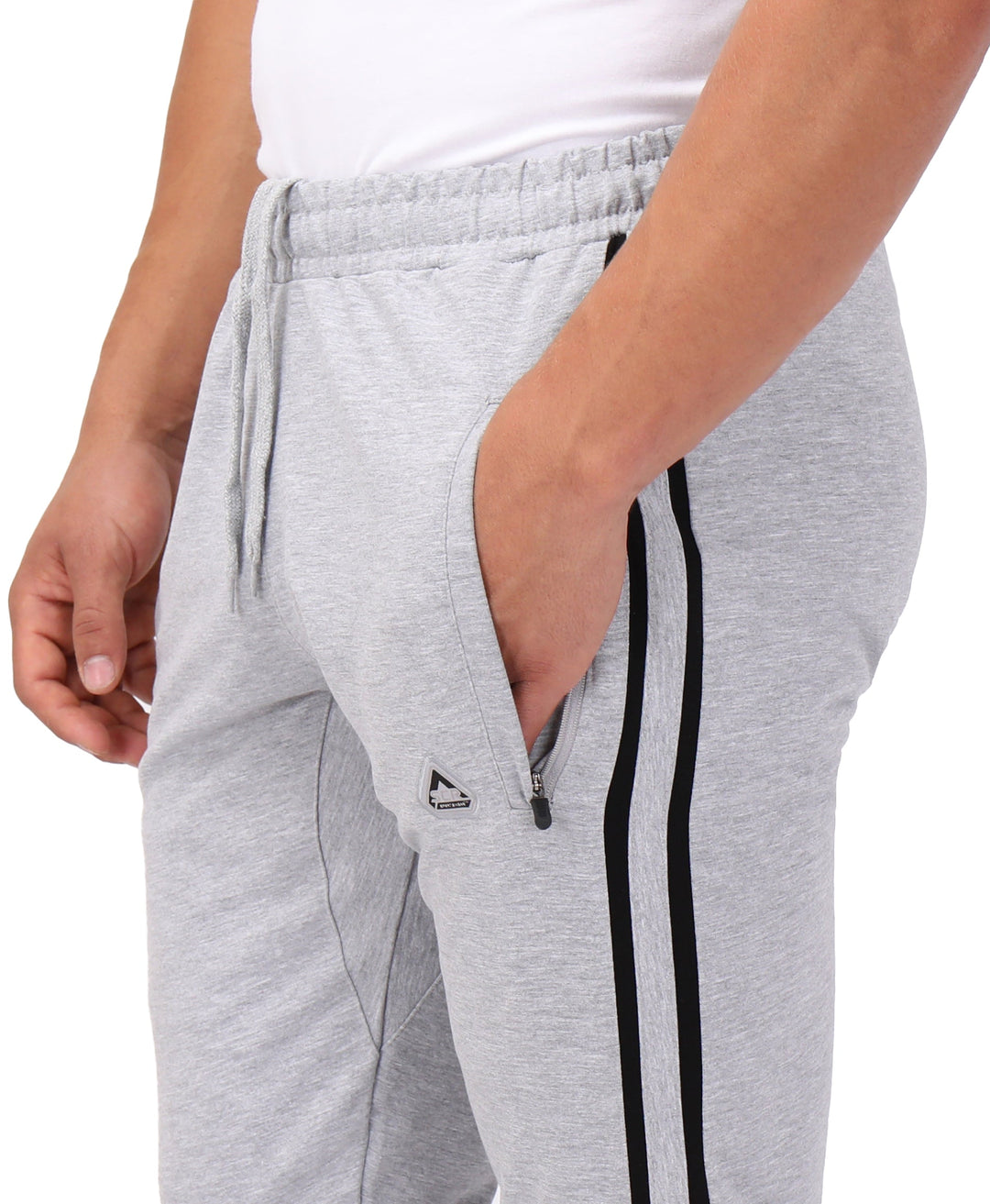 Detail: Kordelzugbund und Dreieck-Logo an hellgrauen Jogger-Sweatpants mit Streifen