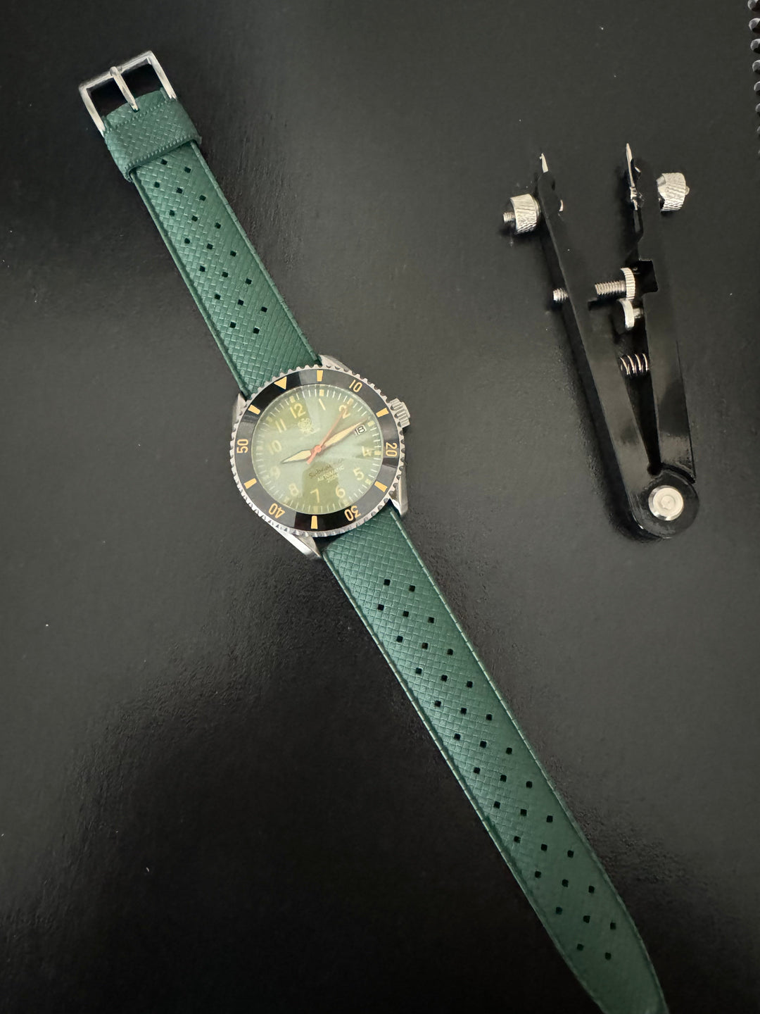 Tropic Bands Uhrenarmband, Grün, perforiertes Band mit Dornverschluss