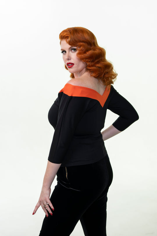 Midcentury V Top: schwarz, orangefarbener V-Ausschnitt, 3/4-Ärmel