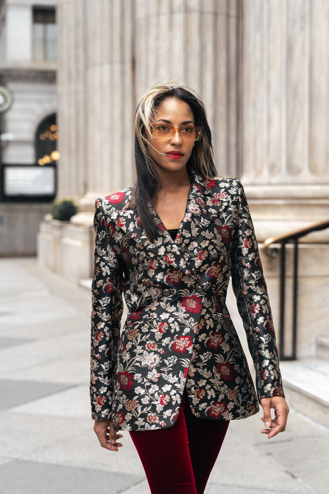 Krimére Blazer mit Blumenmuster, dunklem Grund, Reverskragen und Knopfleiste