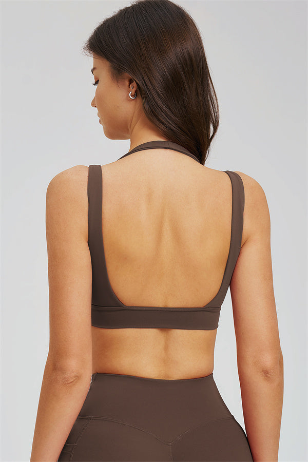 Sport-BH Rückansicht mit breiten Trägern und hoher Bund-Leggings im braunen Set