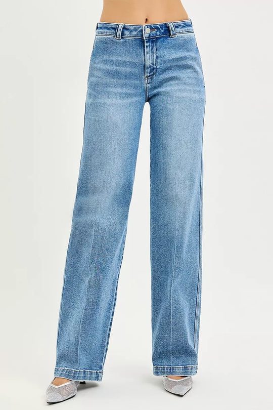 Jeans im straight Schnitt, Medium-Wash; fünf Taschen und Gürtelschlaufen