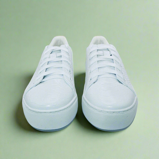 Weiße Sneaker mit Schlangenmuster-Obermaterial, weißen Schnürsenkeln und Plateausohle