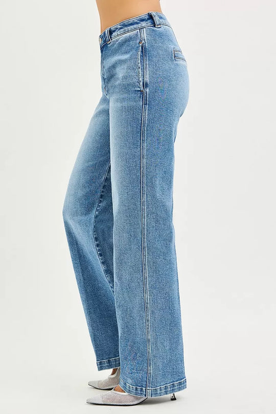 Jeans seitliche Ansicht, Medium-Wash; gerader Beinverlauf, Saum mit Formnaht