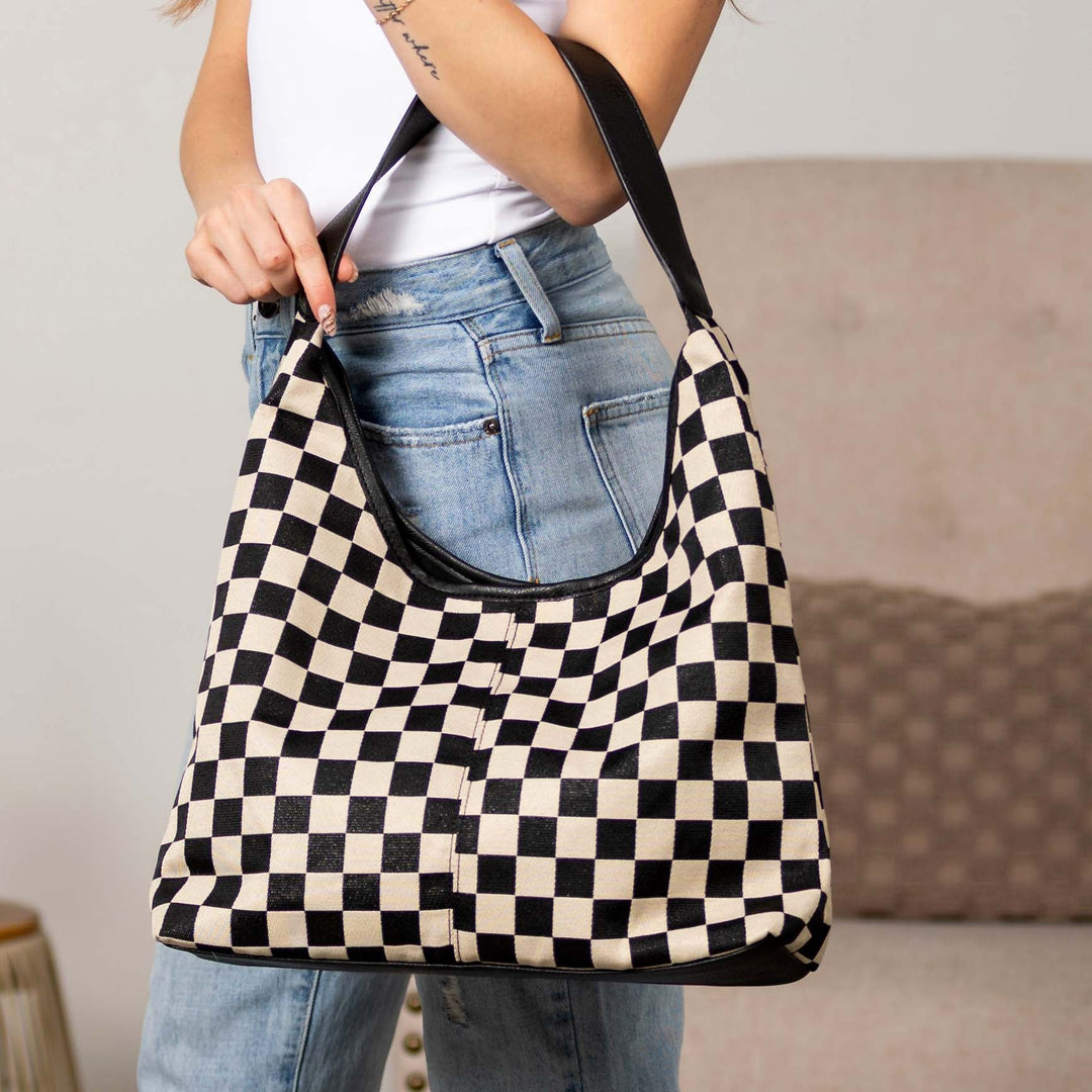 Hobo Bag schwarz-weißes Karomuster mit schwarzem Kunstleder-Akzent und U-Öffnung