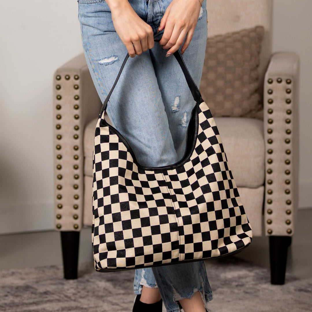 Gefütterte Hobo Bag mit schwarz-weißem Karomuster, offenem Innenraum und breitem Rand