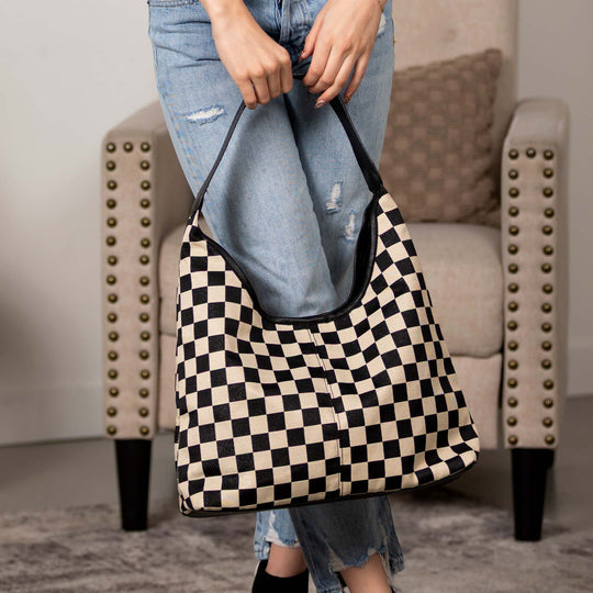 Gefütterte Hobo Bag mit schwarz-weißem Karomuster, offenem Innenraum und breitem Rand