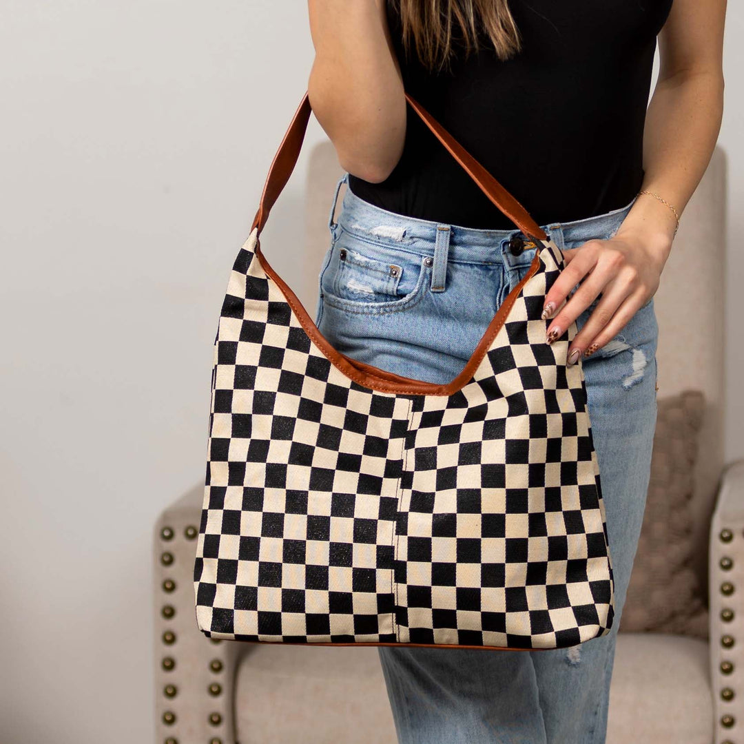 Celine Mixed Media Hobo Bag mit schwarz-weißem Karomuster und cognacfarbenen Tragegriffen