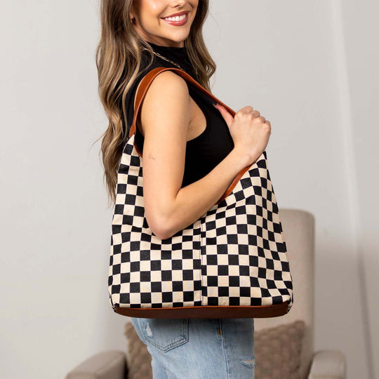 Hobo Bag mit schwarz-weißem Karomuster und braunen Ledengriffen