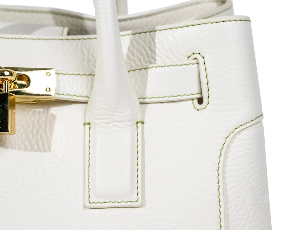 THE SHARON CLAUDIA Handtasche Creme: Seitenreißverschlussfach und Trageriemendetail