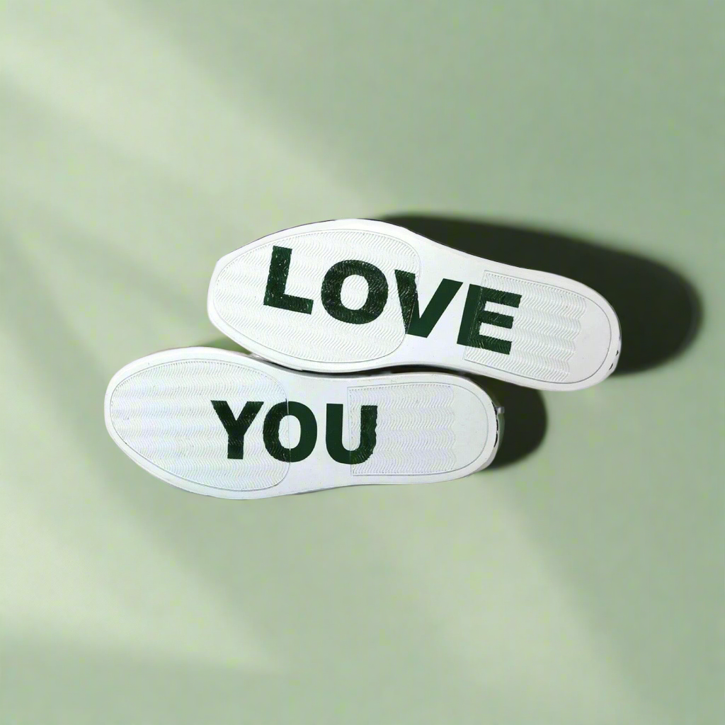 Sneaker-Fußsohlen mit „LOVE YOU“-Schriftzug in Grün