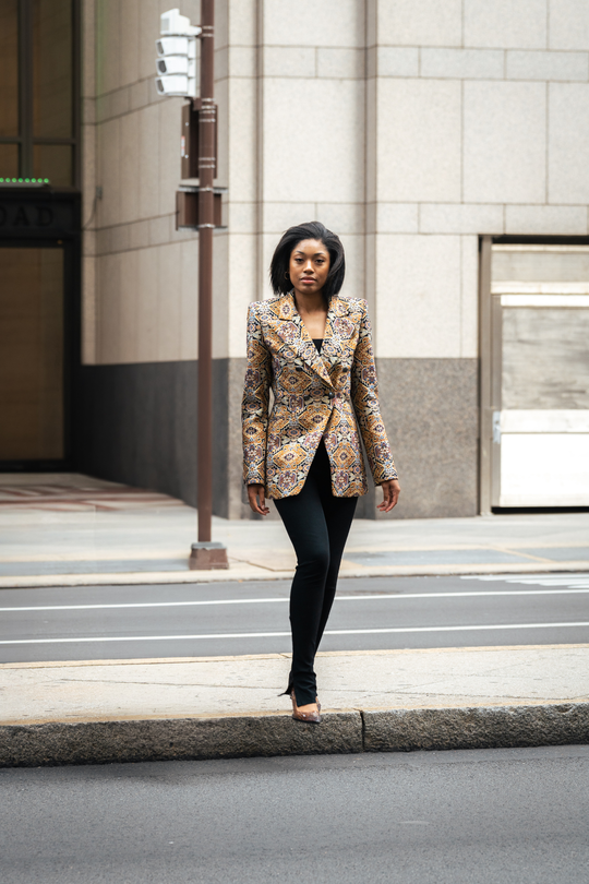 Blazer con estampado geométrico y cintura entallada, vista de cuerpo completo