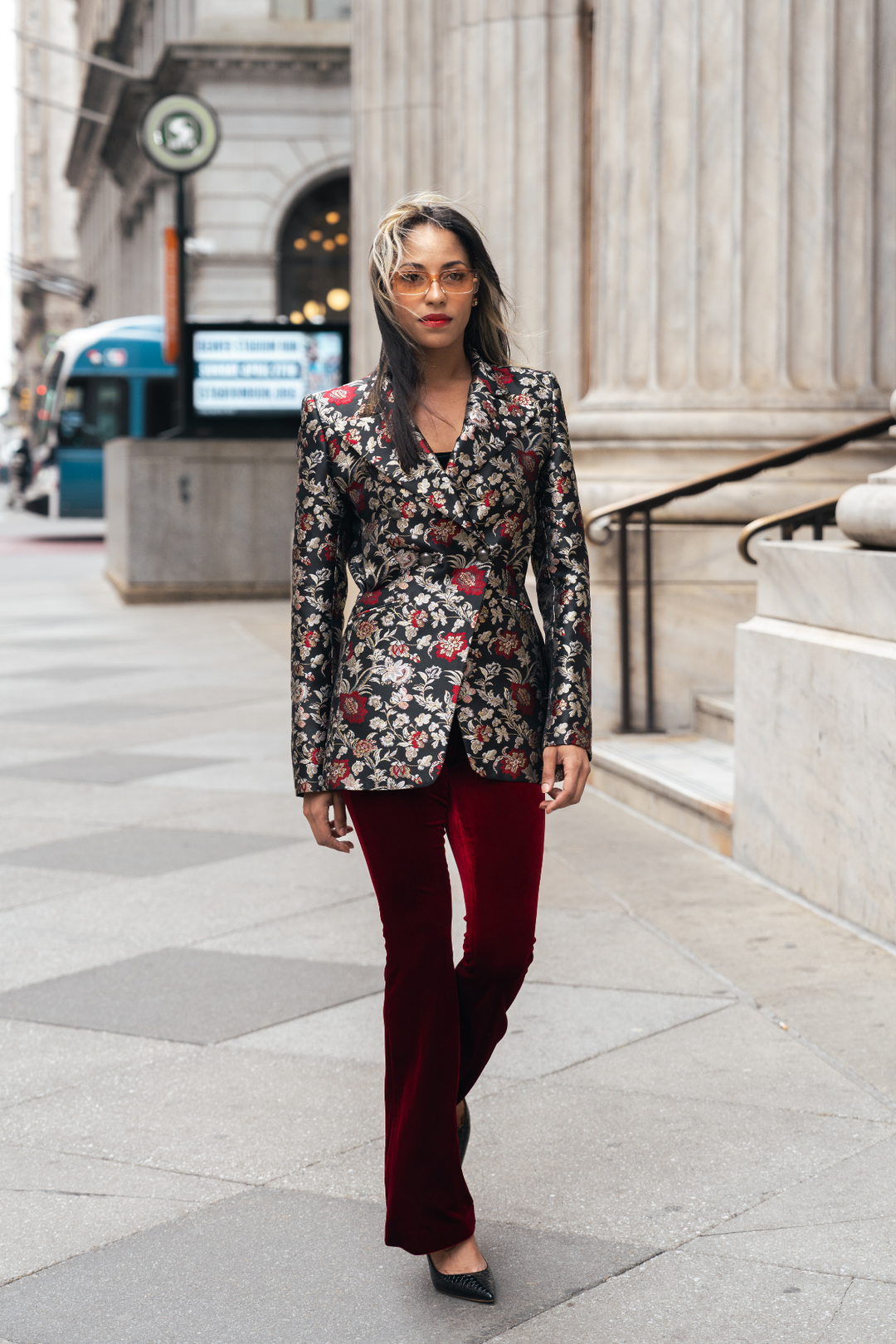 Krimére Blazer, florales Muster auf schwarzem Stoff, Revers und lange Ärmel