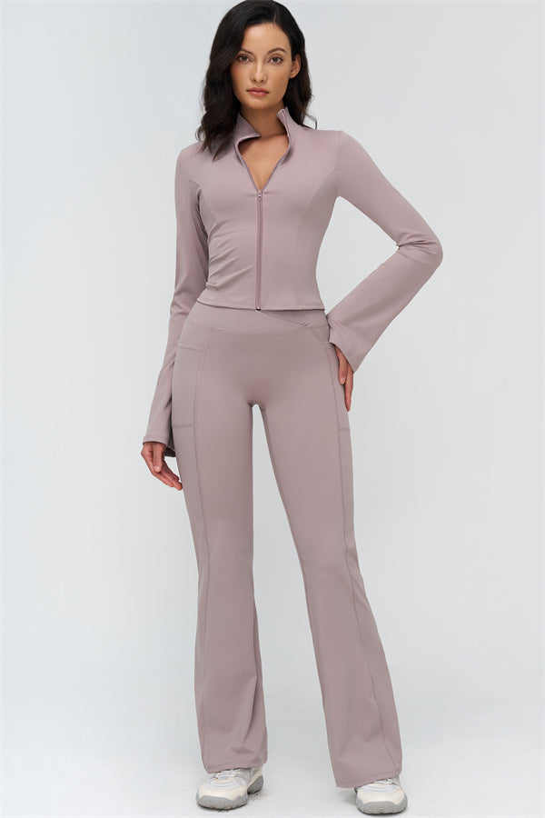 Rosa Sportjacke mit Frontreißverschluss und Flared Leggings, voller Stand