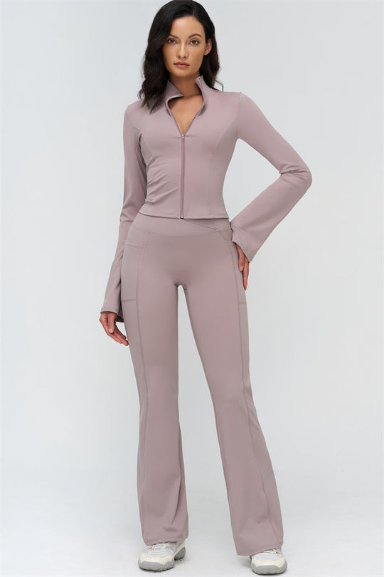 Rosa Sportjacke mit Frontreißverschluss und Flared Leggings, voller Stand