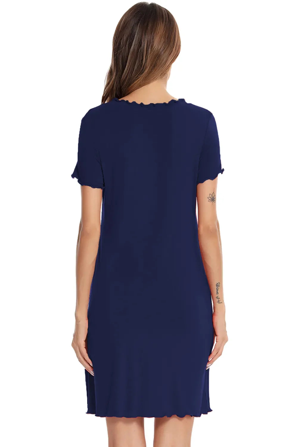 Vestido lounge azul marino, vista trasera, cuello redondo y bajo ondulado