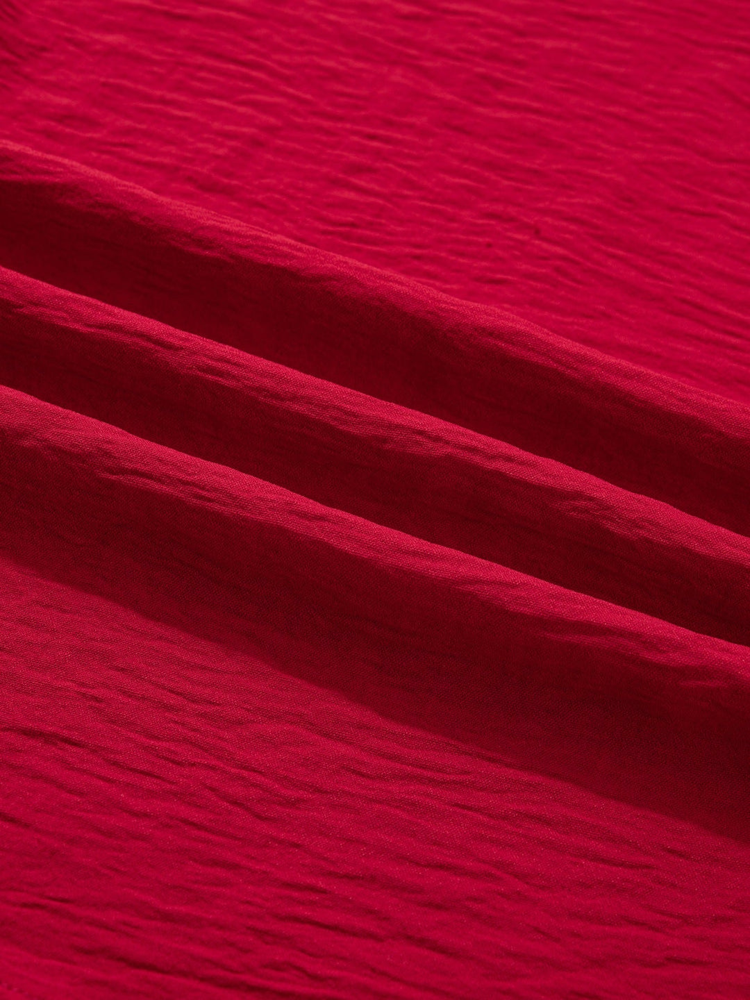 Tiefrote Bluse mit geflochtenem Detail, Halbarmstoff in gewebter Textur