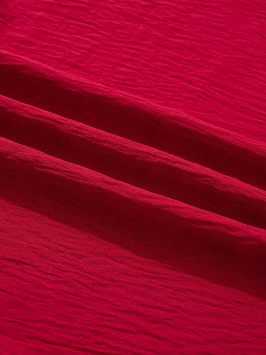 Tiefrote Bluse mit geflochtenem Detail, Halbarmstoff in gewebter Textur
