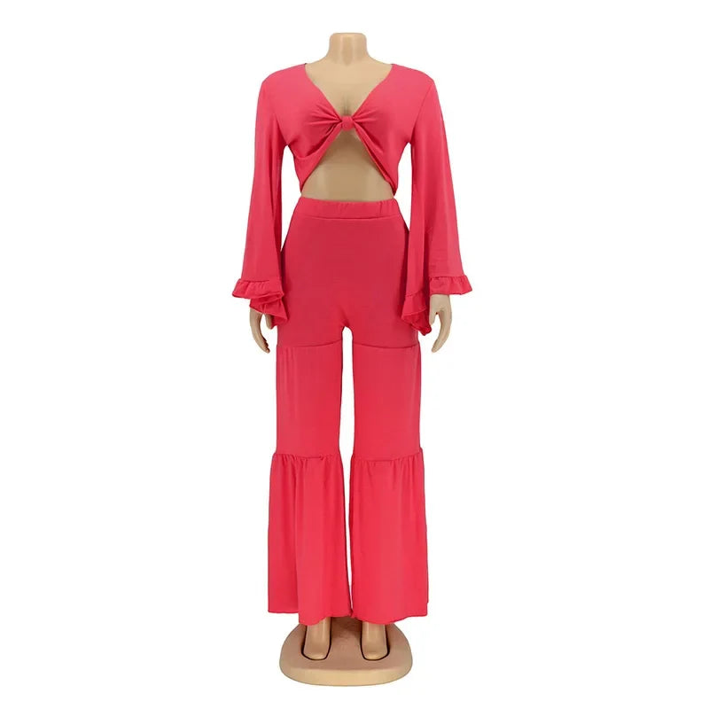 Roter Zweiteiler am Mannequin: Wickel-Top mit langen Flare-Ärmeln und weite Hose