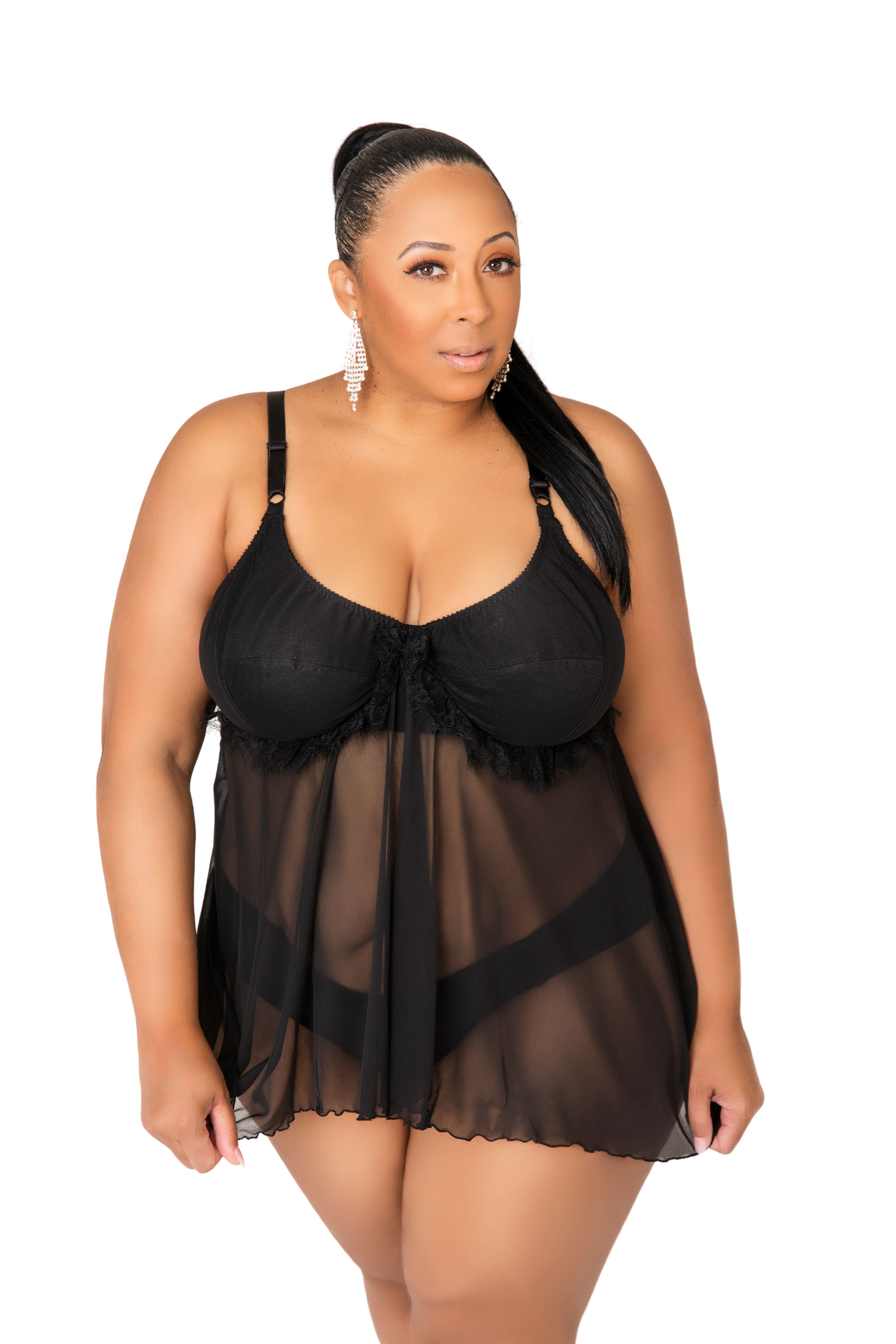 Babydoll en mesh fluide noir, bretelles fines, bonnet froncé, jupe courte