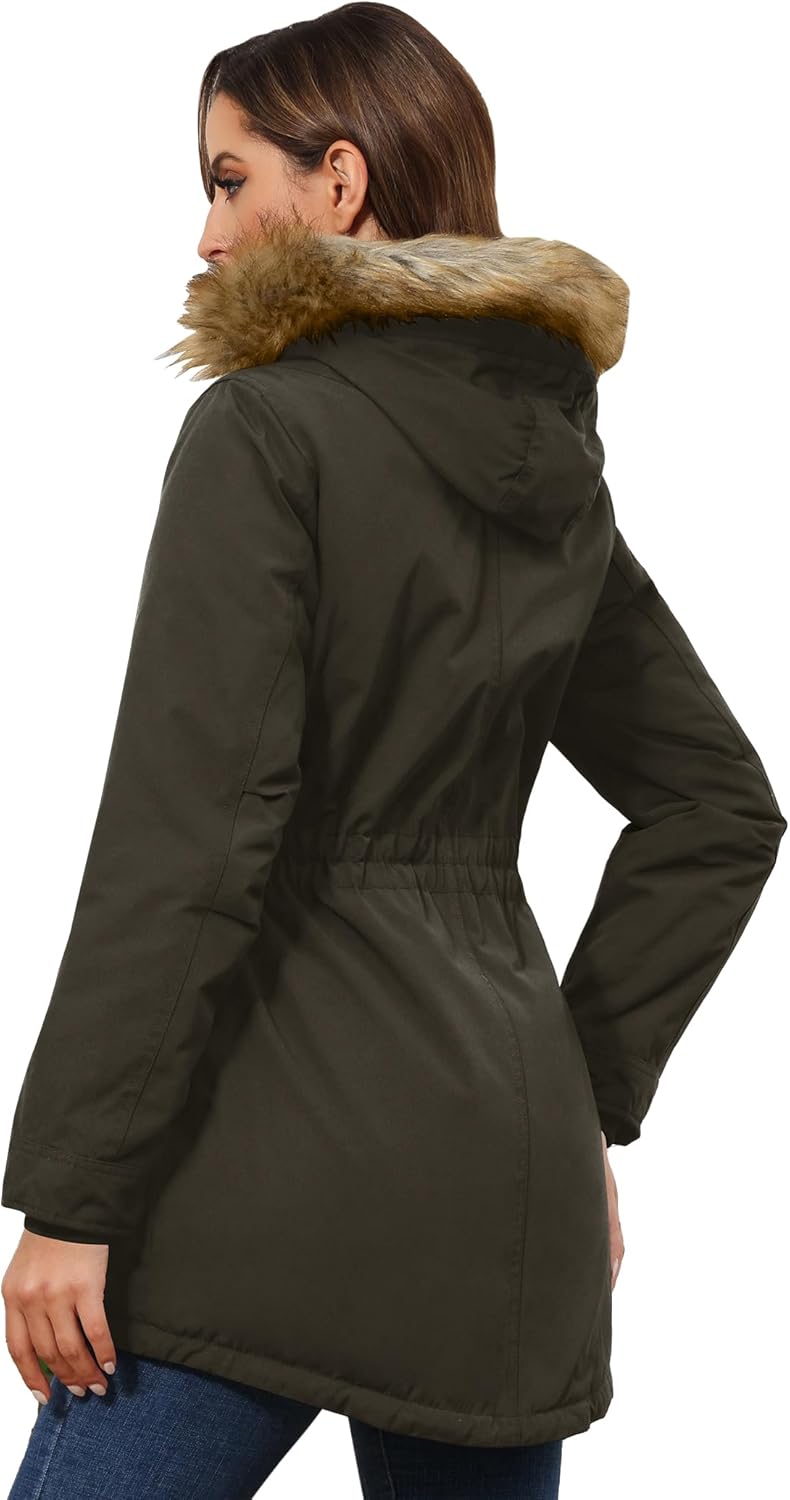 Rückansicht Winterparka mit Kapuze und Fellbesatz, dunkelgrün