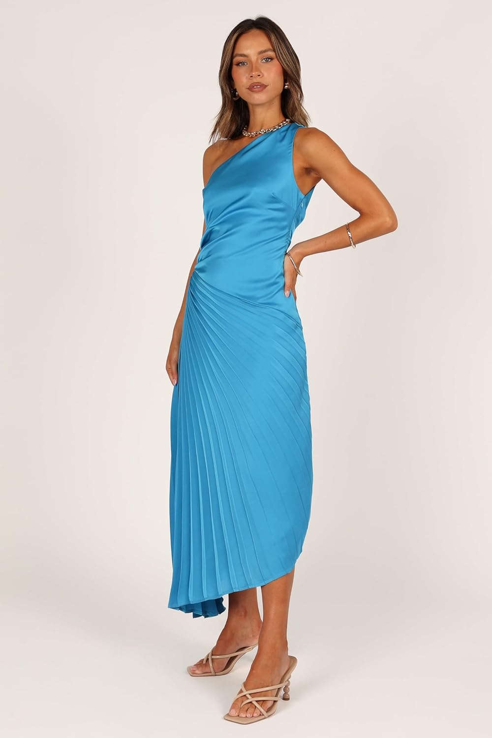 Petal &amp; Pup Damen Midikleid blau, ein Schulter, plissierter Rock mit fallendem Saum