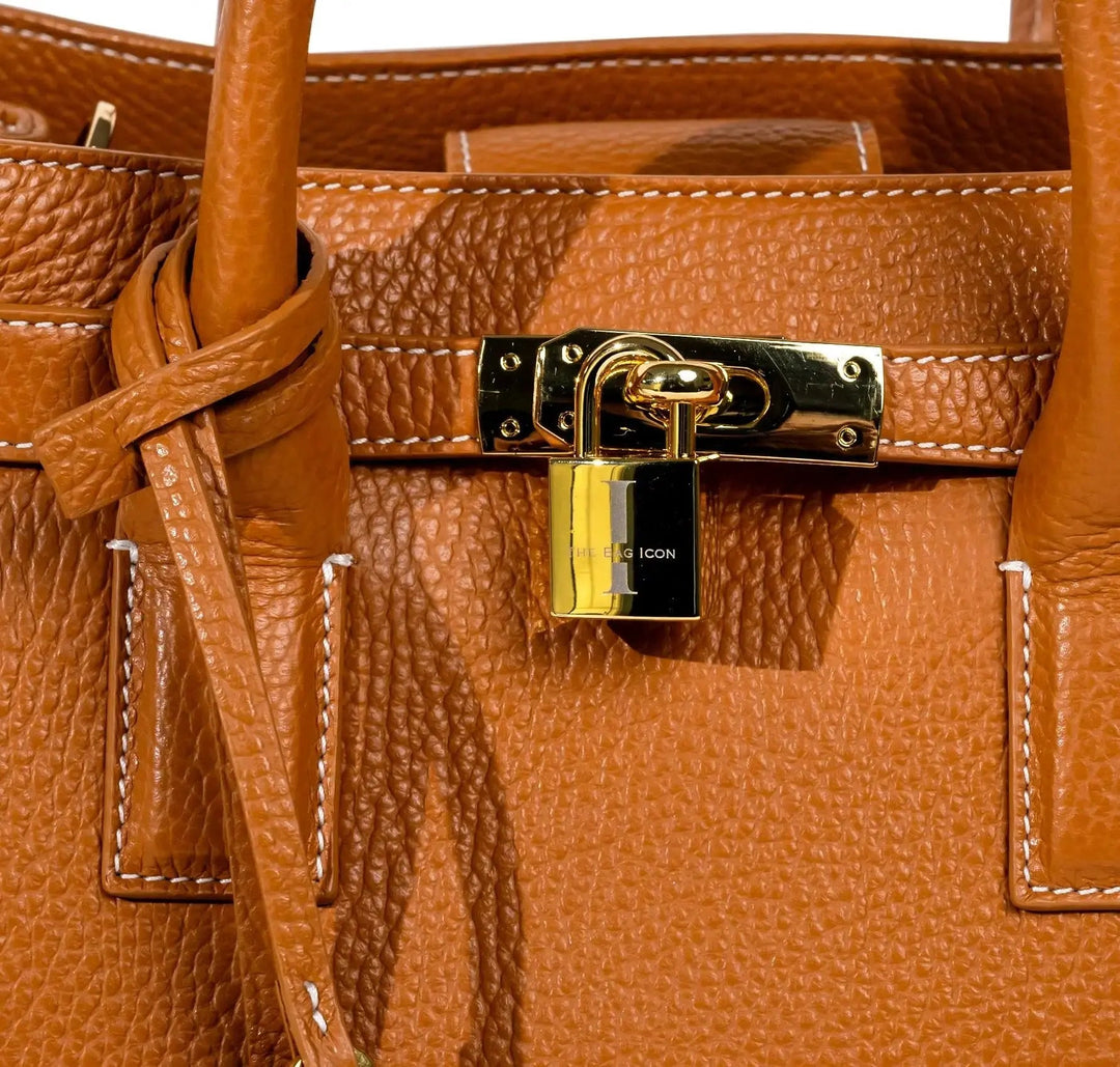 THE SHARON CLAUDIA Detailansicht: goldfarbene Schließe und genarbtes Leder an der Front