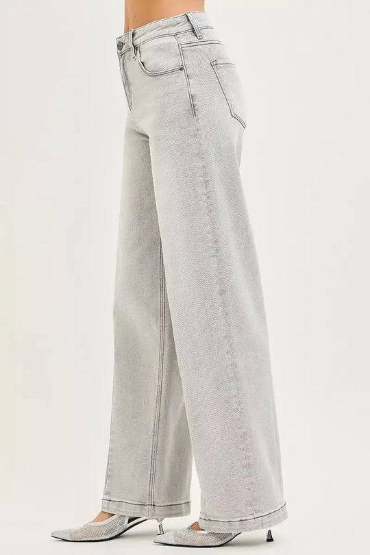 Back view: light gray wide-leg jeans with belt loops and contrast seams