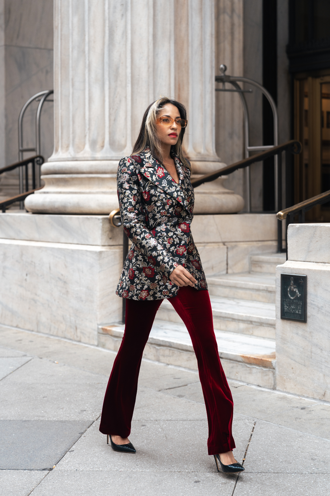 Blazer mit langem Ärmel, schwarzer Grund mit roten und goldfarbenen Blumenmuster