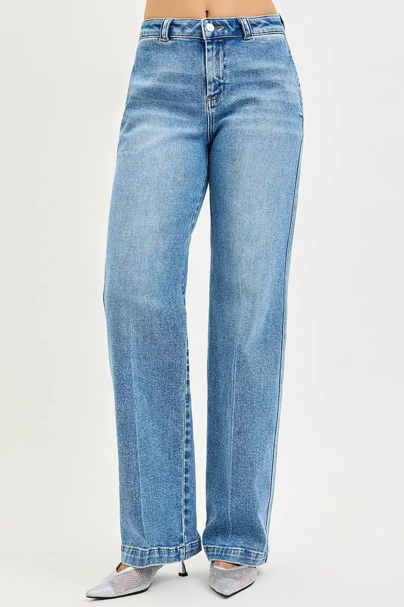 Jeans Rückansicht, straight geschnitten, Medium-Wash; Gesäßtaschen mit Naht