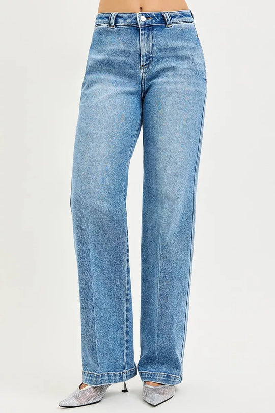 Jeans Rückansicht, straight geschnitten, Medium-Wash; Gesäßtaschen mit Naht