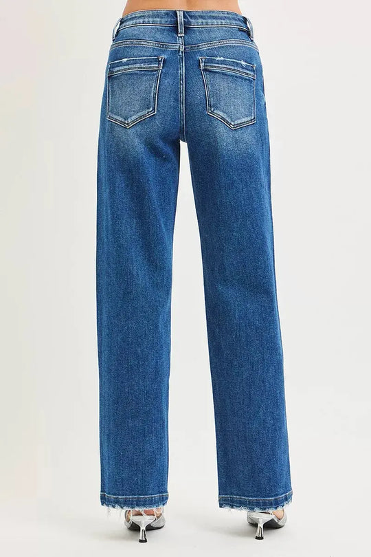 Baggy-Jeans dunkelblau, Rückansicht mit Gesäßtaschen und Ziernähten am Bein