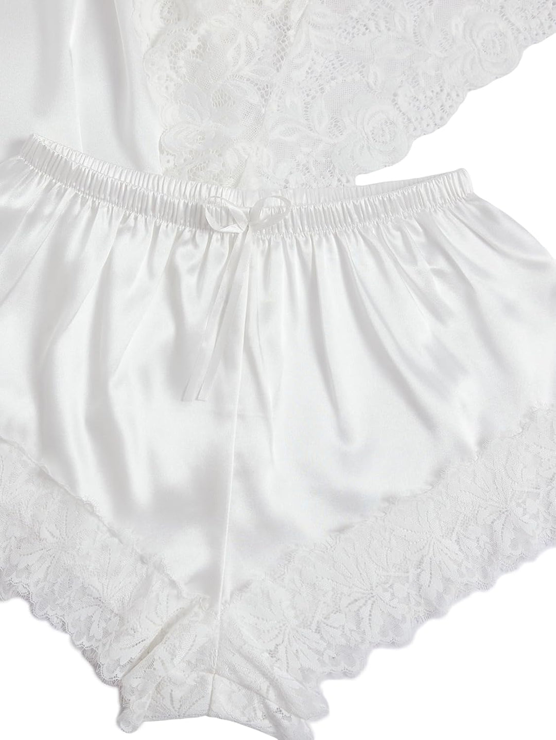 Weiße Satin-Shorts mit elastischem Bund und floraler Spitze am Saum