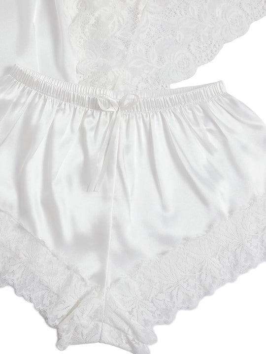 Weiße Satin-Shorts mit elastischem Bund und floraler Spitze am Saum