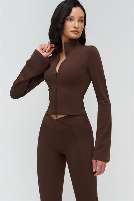 Chaqueta marrón con cremallera y cuello alto, vista de frente con mano en el cuello