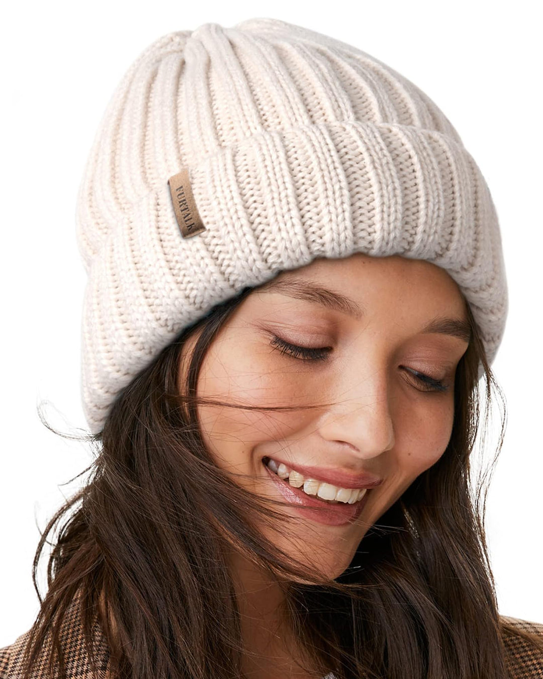 Weiße Strickmütze für Damen, dick gerippter Beanie, Umschlag mit braunem Label